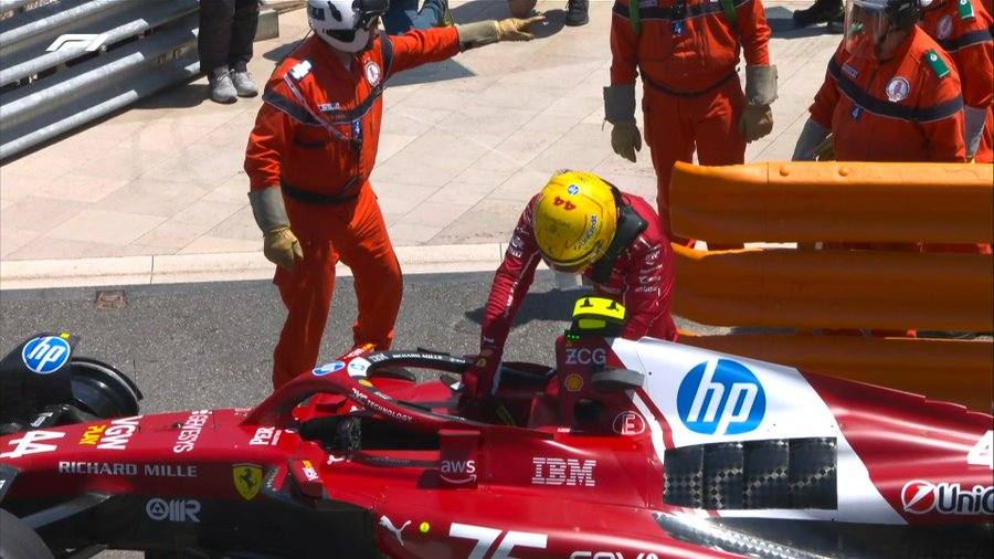 Non è stato il sabato perfetto per Lewis Hamilton, ma il sette volte campione del mondo ha comunque trovato motivi per sorridere in un weekend che lo ha visto protagonista in pista e fuori, tra un incidente in prova libera, una qualifica gestita non al meglio e qualche incertezza strategica. Ma una cosa è certa: vivere tutto questo al volante di una Ferrari sembra rendergli l’esperienza ancora più speciale.