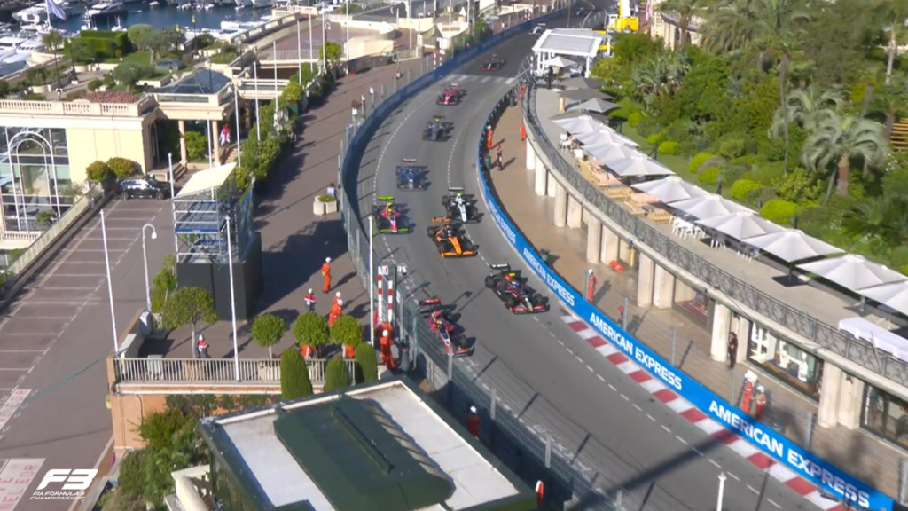 Nikola Tsolov si prende tutto a Monte Carlo. Il pilota bulgaro del team Campos conquista la Feature Race del Principato con una prestazione solida e autoritaria, gestendo al meglio ogni fase della corsa e tagliando il traguardo con oltre 7 secondi di vantaggio sul primo inseguitore, Roman Bilinski. A completare il podio, Mari Boya, bravo a difendere la terza posizione fino alla bandiera a scacchi.