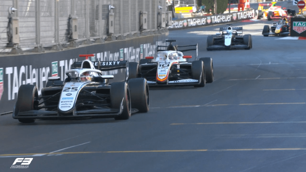 Nikola Tsolov si prende tutto a Monte Carlo. Il pilota bulgaro del team Campos conquista la Feature Race del Principato con una prestazione solida e autoritaria, gestendo al meglio ogni fase della corsa e tagliando il traguardo con oltre 7 secondi di vantaggio sul primo inseguitore, Roman Bilinski. A completare il podio, Mari Boya, bravo a difendere la terza posizione fino alla bandiera a scacchi.