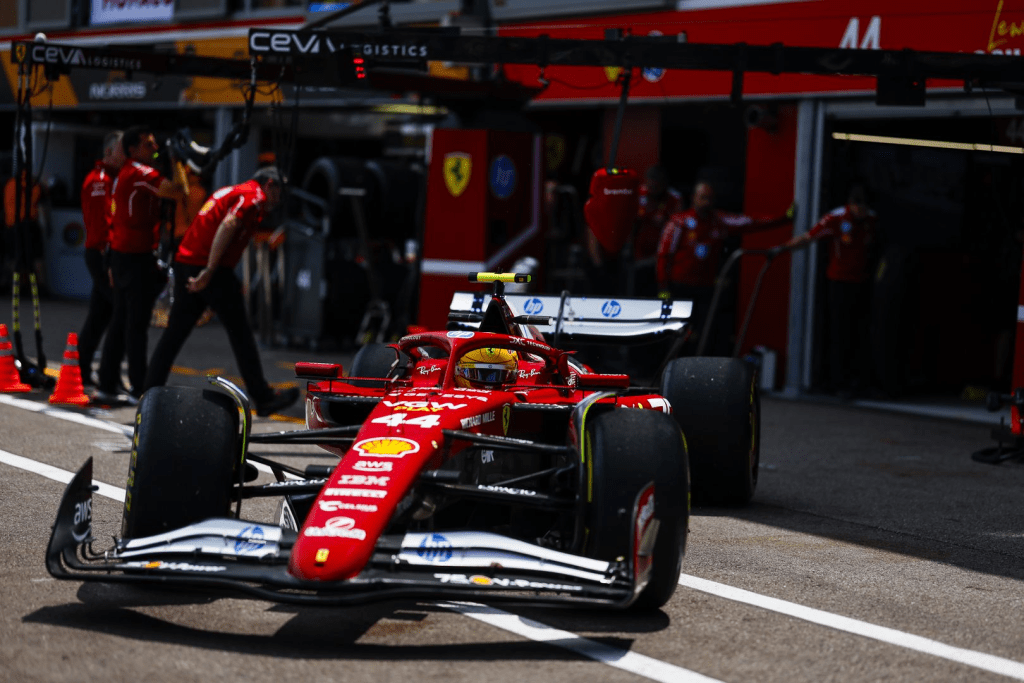 Lewis Hamilton lascia il Principato con un misto di frustrazione e confusione. Quinto al traguardo, ma mai realmente in partita, il sette volte campione del mondo ha vissuto un Gran Premio di Monaco ai margini della lotta al vertice. Un risultato che lascia l’amaro in bocca, soprattutto per la totale mancanza di chiarezza durante la gara.