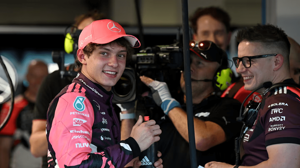 La 1° pole position di Kimi Antonelli emoziona il paddock e papà Marco, che spiega di essere sorpreso e come l'incidente a Monza lo abbia segnato.