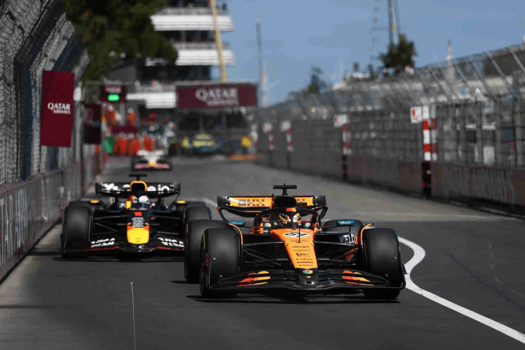 Il Gran Premio di Monaco continua a far discutere, anche dopo l’introduzione della nuova regola sulle due soste obbligatorie. Tra i più critici – in chiave ironica – c’è Max Verstappen, che non ha risparmiato una battuta tagliente sul risultato del weekend: "Magari l’anno prossimo facciamo quattro soste?"