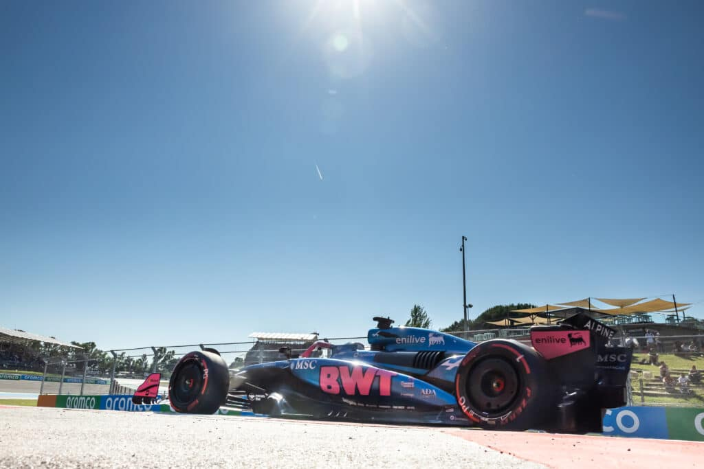 Il Gran Premio di Spagna 2025 ha visto l’introduzione della tanto discussa direttiva tecnica TD018, pensata per limitare l’uso delle ali flessibili in Formula 1. Ma secondo Lewis Hamilton, il provvedimento non ha avuto l’impatto sperato — e ha soltanto fatto sprecare soldi ai team.