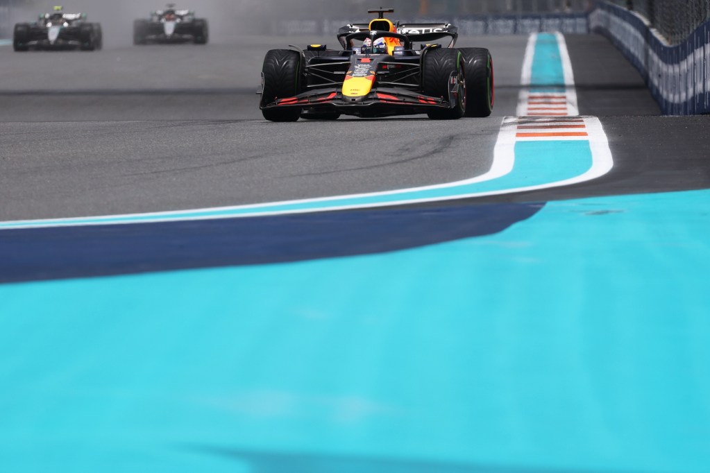 I Gran Premi di Formula 1 sono diventati mega-eventi globali: tra crescita del pubblico, ritorni economici record e strategie di stabilità, Liberty Media punta su accordi pluridecennali con promotori e città.