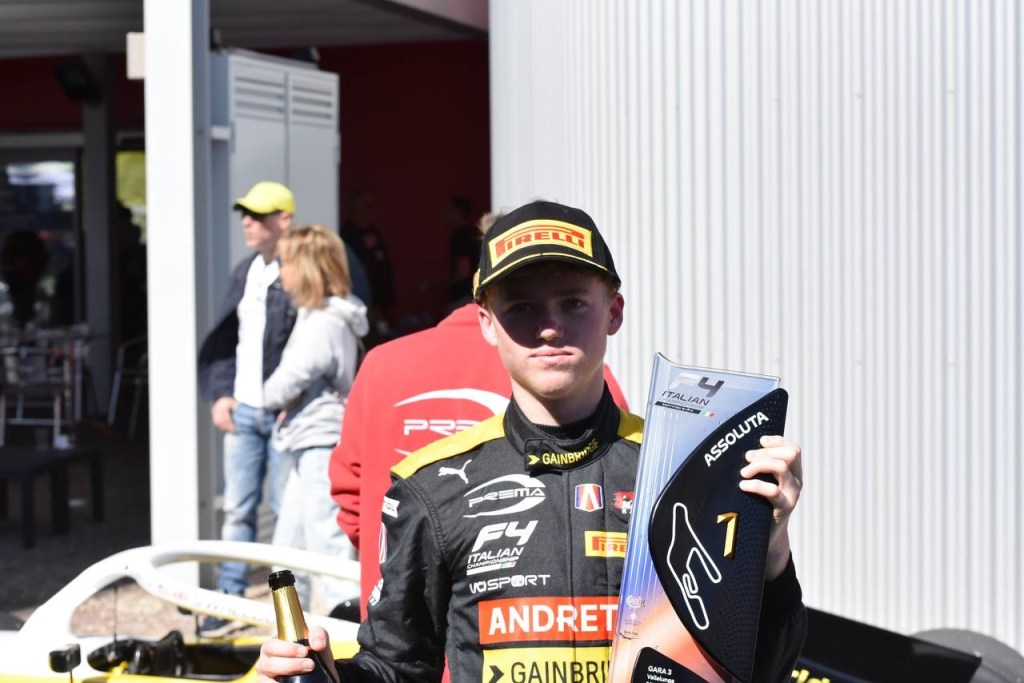 Il penultimo atto della F4 Italia a Vallelunga parla American-English: Sebastian Wheldon vince e mette pressione al compagno di squadra Nakamura-Berta in vista della finale di oggi pomeriggio.