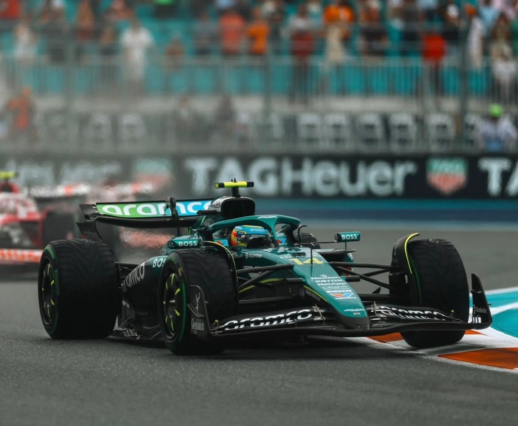 Alonso e la sua Aston Martin durante il GP di Miami.