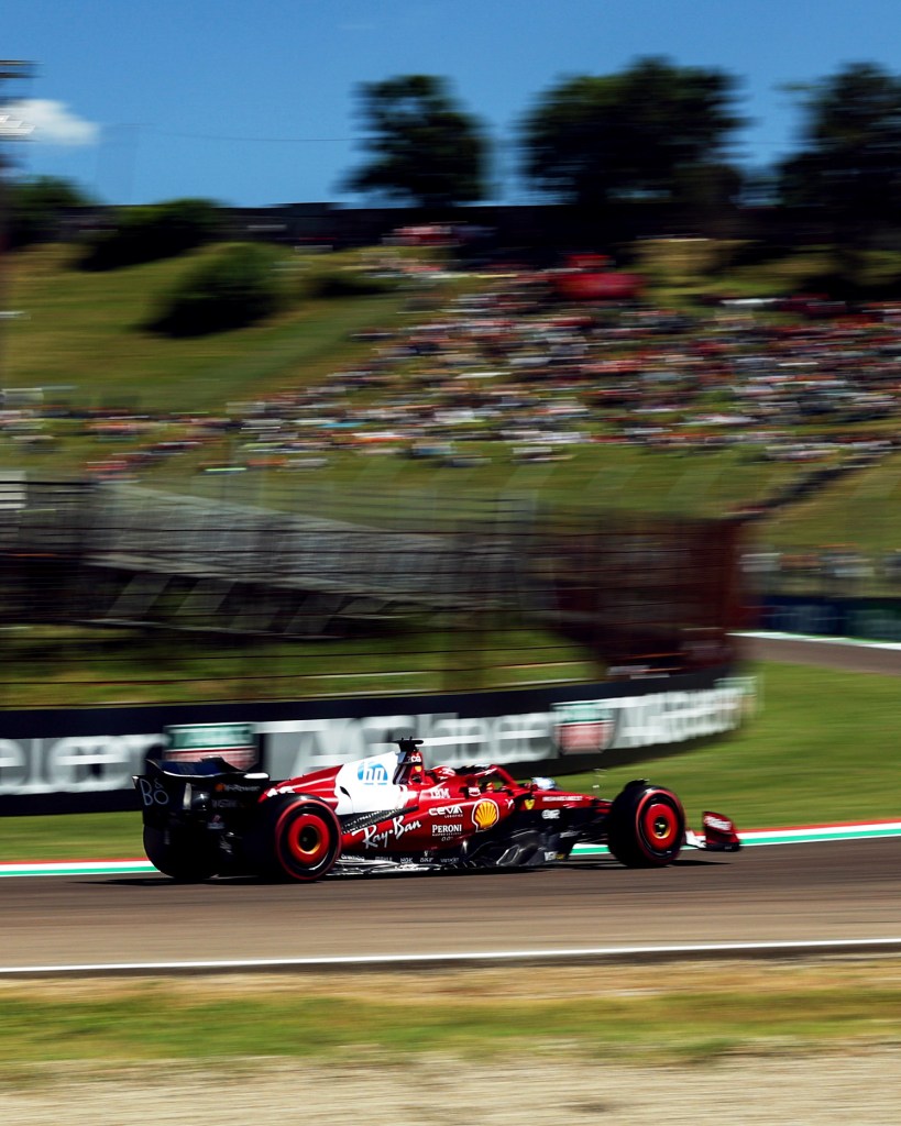 Nonostante qualche linea di febbre residua, Charles Leclerc è tornato al volante della sua Ferrari nel venerdì di prove libere a Imola, dopo aver saltato il media day per via di sintomi influenzali.