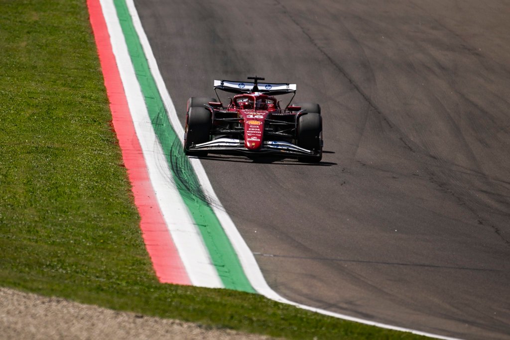 Nonostante qualche linea di febbre residua, Charles Leclerc è tornato al volante della sua Ferrari nel venerdì di prove libere a Imola, dopo aver saltato il media day per via di sintomi influenzali.