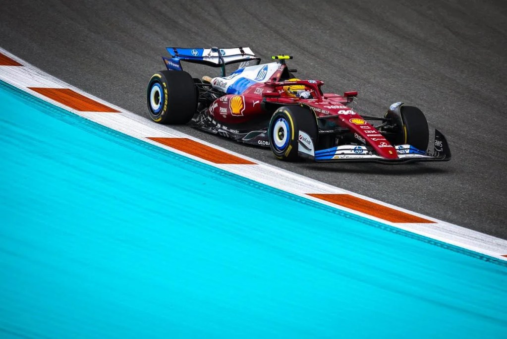 Otmar Szafnauer è convinto: “Hamilton sta imparando in fretta e diventerà sempre più competitivo”. Il sette volte iridato fatica ad adattarsi al mondo Ferrari, ma ha già mostrato segnali di crescita importanti.