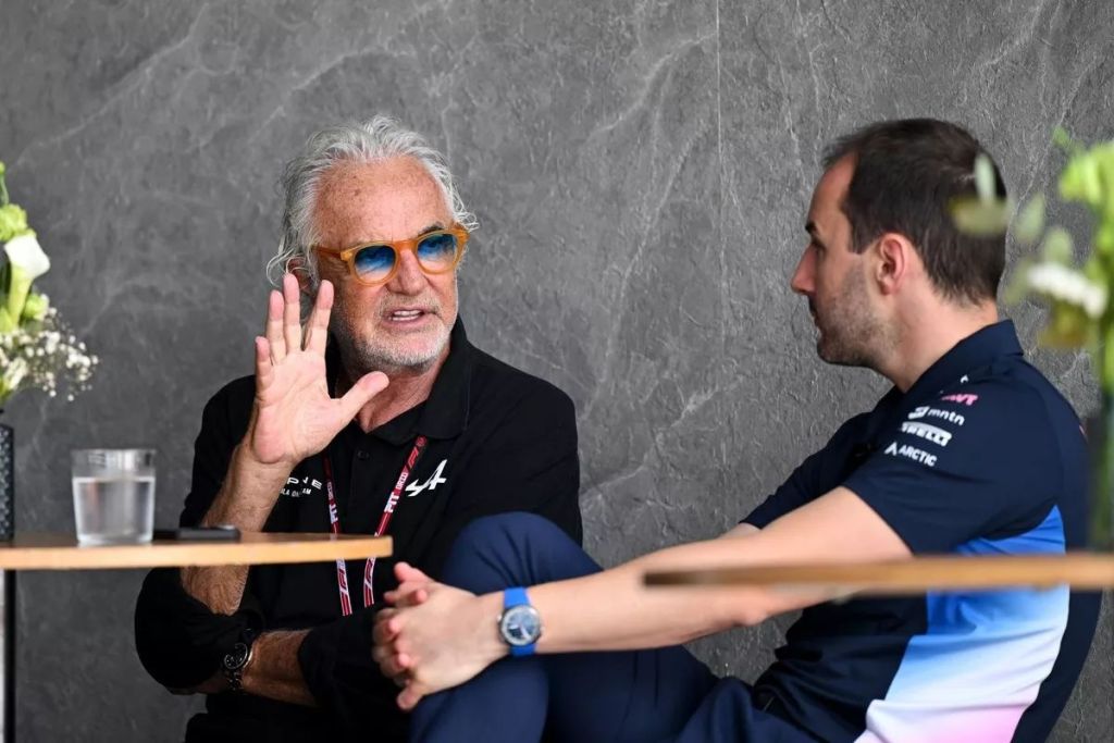 Flavio Briatore è tornato saldamente al comando del team Alpine e non ha alcuna intenzione di accontentarsi. L’imprenditore italiano, storico volto del paddock, ha dichiarato di vedere un futuro vincente per la scuderia di Enstone, lanciando anche una frecciatina agli attuali top team della Formula 1: “Non sono niente di speciale”.