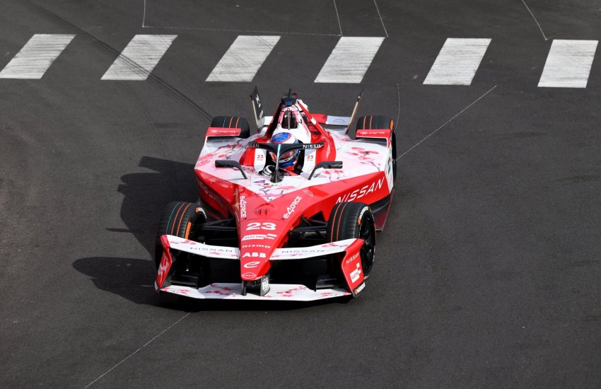 Oliver Rowland continua ad allungare in classifica dopo l'ennesima vittoria, conquistata in Gara-2 a Tokyo. Sorridono Ticktum e Vandoorne, che portano a casa punti importanti.