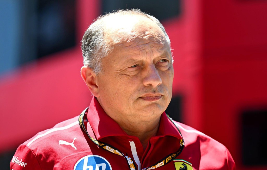 Negli ultimi giorni, si è tornato a parlare con insistenza di un possibile avvicendamento alla guida della Scuderia Ferrari: l’idea, ventilata da alcune fonti, sarebbe quella di portare Antonello Coletta in Formula 1 al posto di Frédéric Vasseur. È un’ipotesi che merita di essere affrontata con la dovuta fermezza: sarebbe un errore clamoroso.