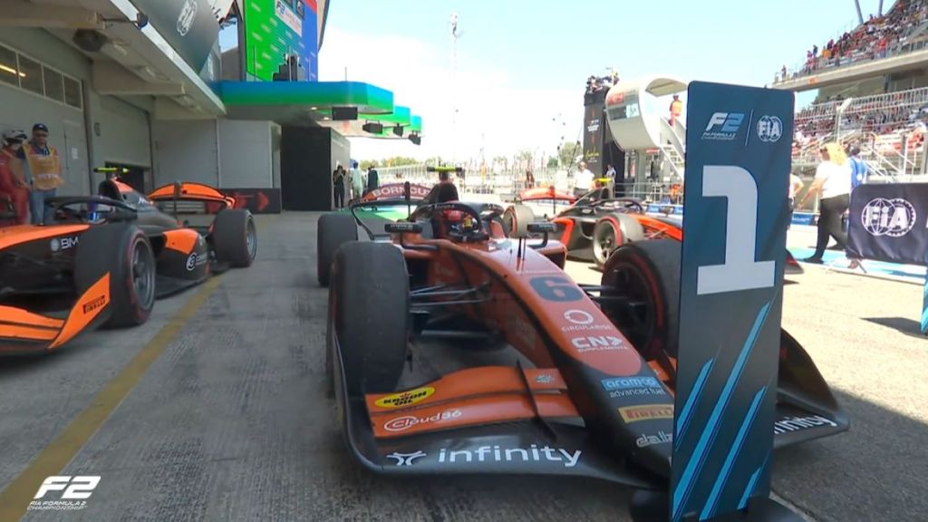 Leonardo Fornaroli ha chiuso al terzo posto - poi diventato secondo - la Feature Race di Formula 2 al Red Bull Ring, partendo dalla pole ma vedendo sfumare la vittoria a causa di un overcut che non ha dato i frutti sperati. Nonostante ciò, il pilota italiano dell’Invicta Racing non ha rimpianti sulla tempistica del pit stop, decisione che ha rivendicato come sua.