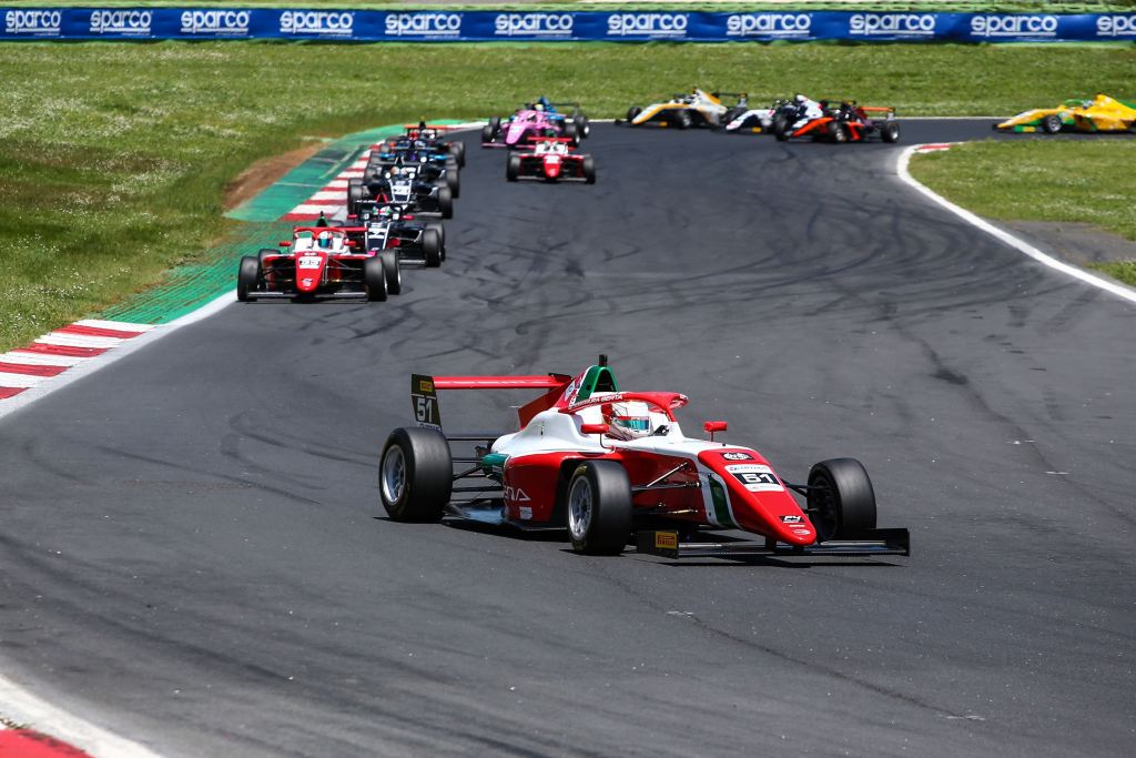 La Gara 2 della F4 Italia a Monza ha visto trionfare per la sesta volta in stagione Kean Nakamura-Berta. Spettacolare il duello fra lui e Wheldon, suo rivale per il campionato. Da sottolineare la rimonta di Gomez, da decimo a secondo.