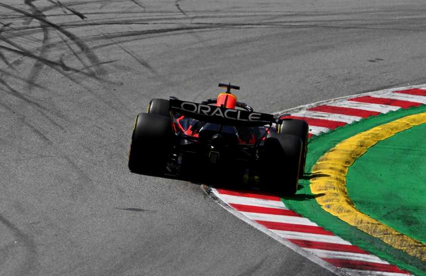La scelta - incomprensibile - di montare gomma bianca nel finale ha scatenato tutto il parapiglia finale. Non era meglio far restare Verstappen in pista?