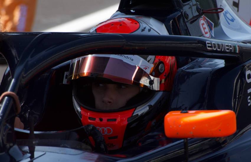 Il terzo round del Campionato Italiano di Formula 4, andato in scena a Monza nel weekend del 21-22 giugno 2025, ha messo a dura prova i giovani piloti. Tra loro, anche Emanuele Olivieri, reduce da un brillante inizio di stagione coronato dal podio a Vallelunga e dalla vittoria del titolo nella F4 Middle East durante l’inverno.