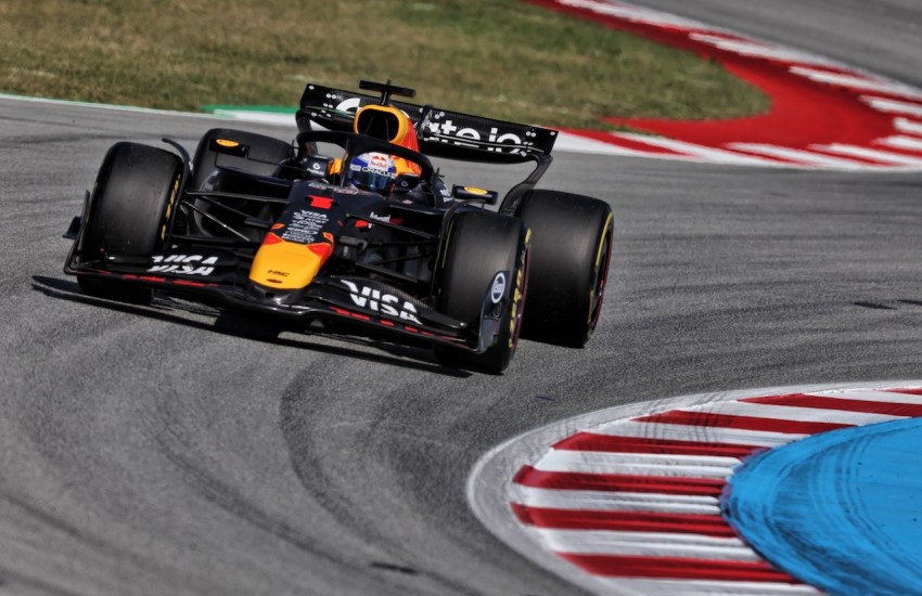 Clamoroso in Formula 1: Max Verstappen è ora a solo un punto di penalità dal ricevere una gara di squalifica. Il quattro volte campione del mondo olandese ha ricevuto una penalità di 10 secondi e tre punti sulla licenza per un contatto giudicato intenzionale con George Russell durante il Gran Premio di Spagna.