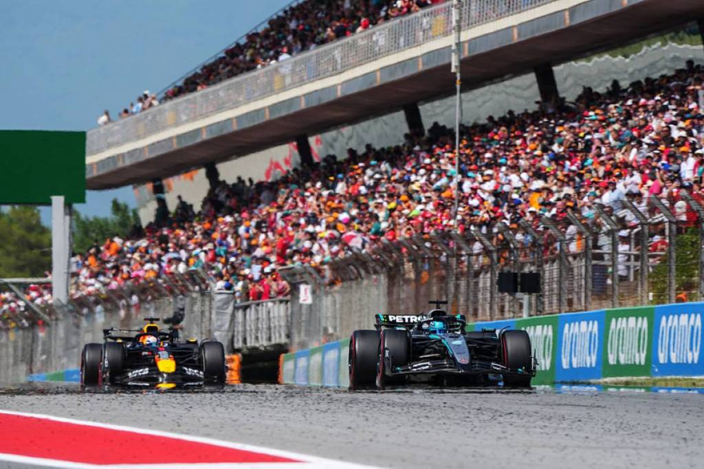 La scelta Red Bull - incomprensibile - di montare gomma bianca nel finale ha scatenato tutto il parapiglia finale. Non era meglio far restare Verstappen in pista?