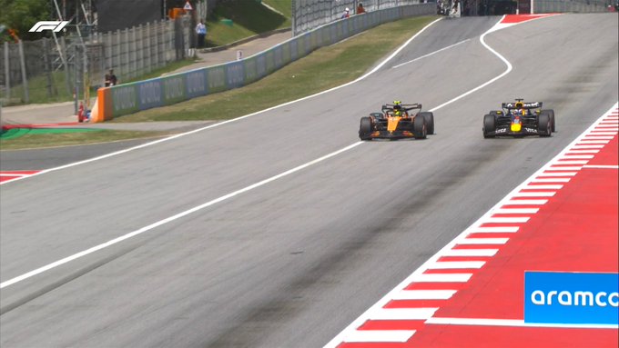 Oscar Piastri domina il weekend di Spagna e Norris completa la doppietta McLaren. Leclerc terzo con una gara in rimonta e un po' di fortuna con la Safety Car. Verstappen perde la testa nel finale e finisce decimo a causa di una penalità.