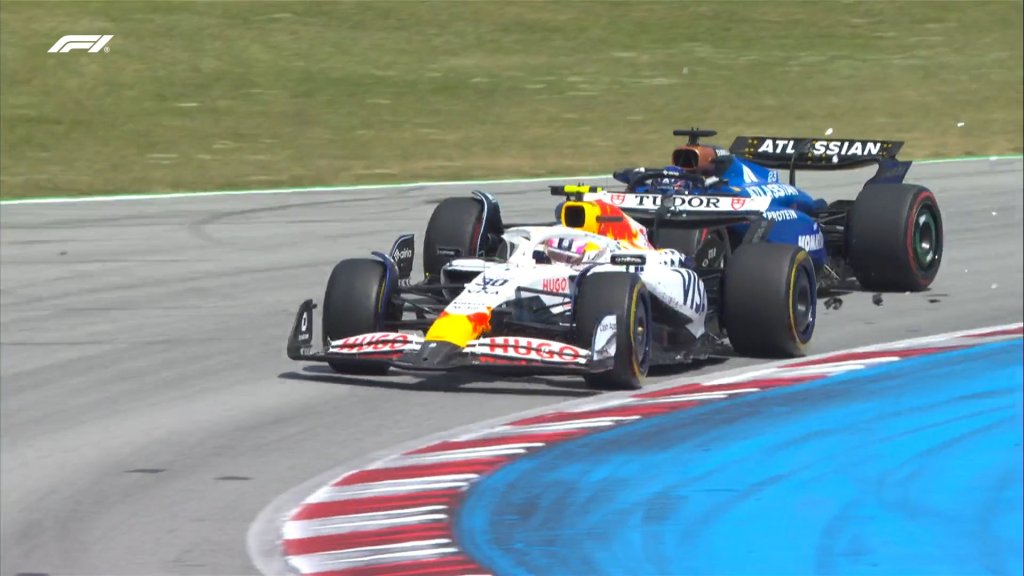 Oscar Piastri domina il weekend di Spagna e Norris completa la doppietta McLaren. Leclerc terzo con una gara in rimonta e un po' di fortuna con la Safety Car. Verstappen perde la testa nel finale e finisce decimo a causa di una penalità.