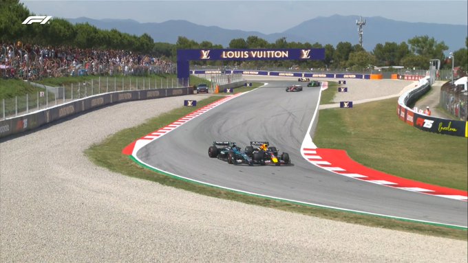 Oscar Piastri domina il weekend di Spagna e Norris completa la doppietta McLaren. Leclerc terzo con una gara in rimonta e un po' di fortuna con la Safety Car. Verstappen perde la testa nel finale e finisce decimo a causa di una penalità.
