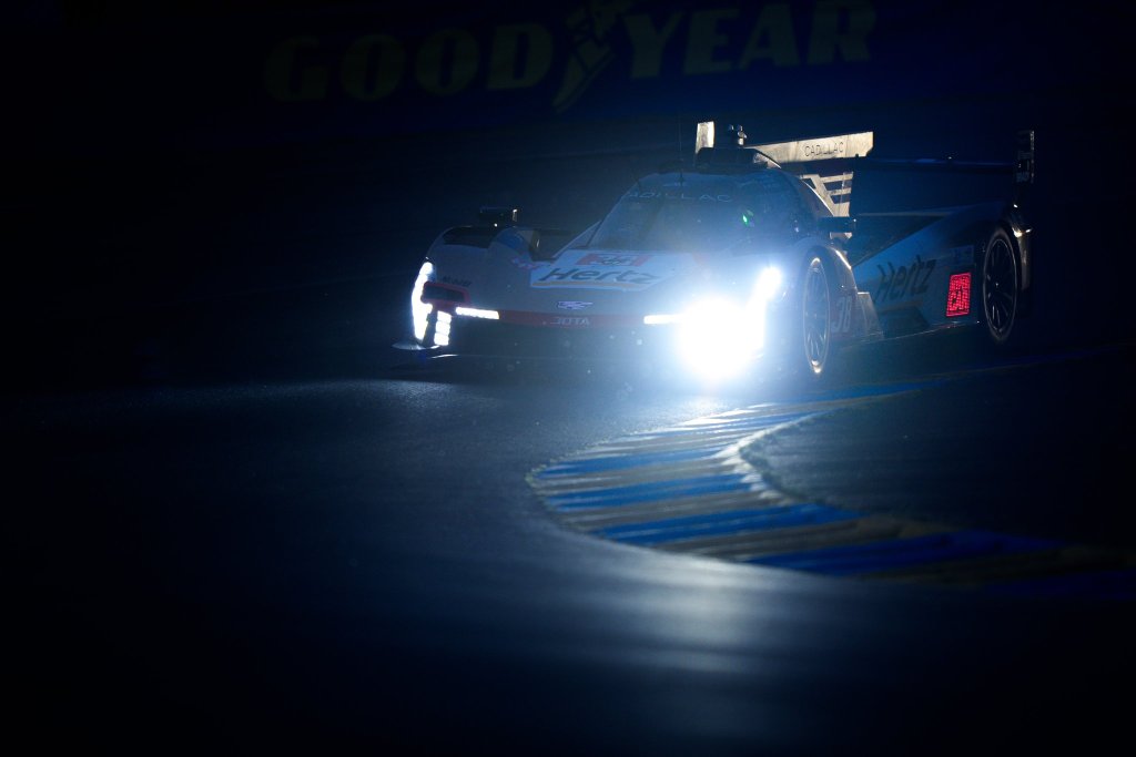Dopo un'Hyperpole complicata per Ferrari, nella notte di Le Mans le vetture di Maranello tornano a brillare nelle prime 2 posizioni. Seguono le 2 Cadillac.