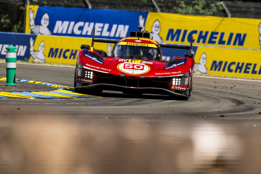 Ferrari ha espresso il proprio disappunto in merito alla squalifica della vettura #50, che aveva concluso in quarta posizione la 24 Ore di Le Mans 2025, affermando con decisione che l’assenza di quattro bulloni nell’ala posteriore non ha “compromesso in alcun modo la sicurezza dell’auto” né fornito vantaggi prestazionali indebiti.