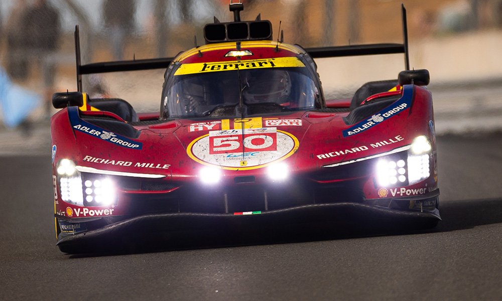 Ferrari ha espresso il proprio disappunto in merito alla squalifica della vettura #50, che aveva concluso in quarta posizione la 24 Ore di Le Mans 2025, affermando con decisione che l’assenza di quattro bulloni nell’ala posteriore non ha “compromesso in alcun modo la sicurezza dell’auto” né fornito vantaggi prestazionali indebiti.