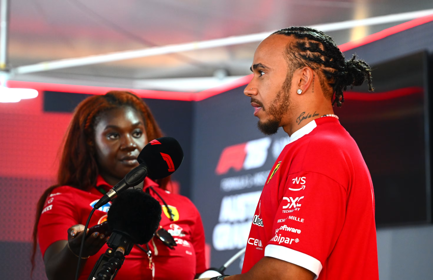 In casa Ferrari l’attenzione è tutta rivolta al ritorno in pista, previsto a fine agosto con il Gran Premio d’Olanda. La pausa estiva non ha però fermato le discussioni intorno a Lewis Hamilton, al suo primo anno in rosso, e alle difficoltà incontrate finora dal sette volte campione del mondo.