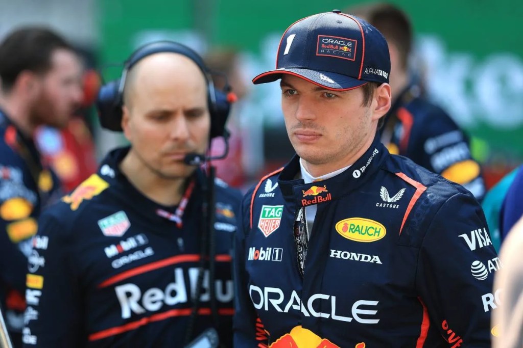 Max Verstappen elogia il suo storico ingegnere di pista, lodando il suo lavoro nonostante il periodo particolarmente difficile a livello personale.