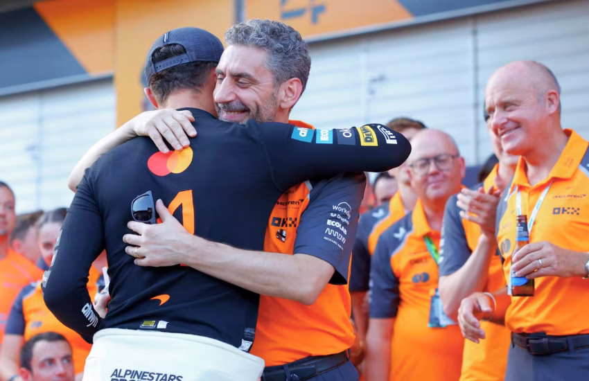 Andrea stella e oscar piastri che si abbracciano dopo il GP di Austria