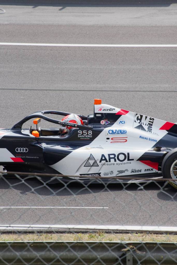 Il terzo round del Campionato Italiano di Formula 4, andato in scena a Monza nel weekend del 21-22 giugno 2025, ha messo a dura prova i giovani piloti. Tra loro, anche Emanuele Olivieri, reduce da un brillante inizio di stagione coronato dal podio a Vallelunga e dalla vittoria del titolo nella F4 Middle East durante l’inverno.