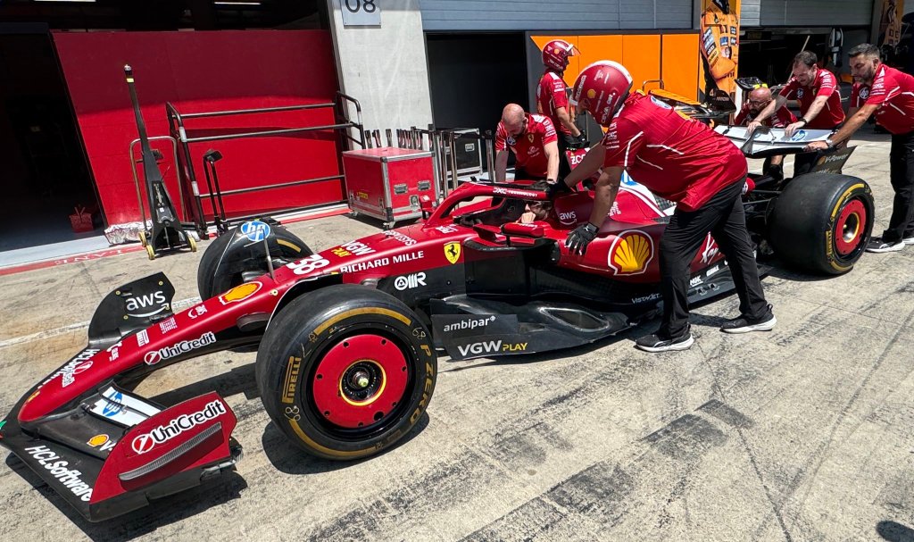 Nel caldo weekend del Red Bull Ring, la Ferrari si presenta con un aggiornamento tanto atteso quanto discreto: debutta infatti in Austria la terza versione del fondo della SF-25, dopo le prime due configurazioni viste al lancio e al Gran Premio del Bahrain.