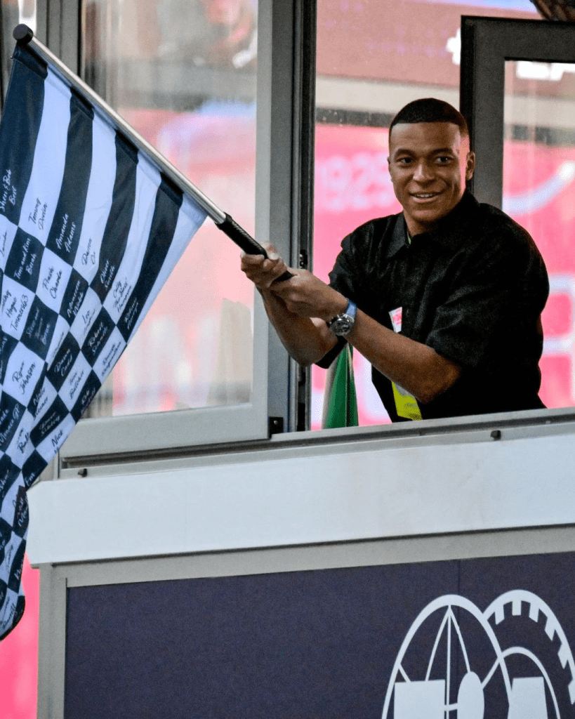 In Formula 1, la bandiera a scacchi bianca e nera rappresenta da sempre la conclusione di una gara: è il segnale ufficiale che decreta la fine dell’evento e consacra il vincitore. Tuttavia, durante la stagione 2025, molti spettatori attenti avranno notato qualcosa di insolito: non una, ma due bandiere a scacchi vengono spesso sventolate al termine dei Gran Premi.