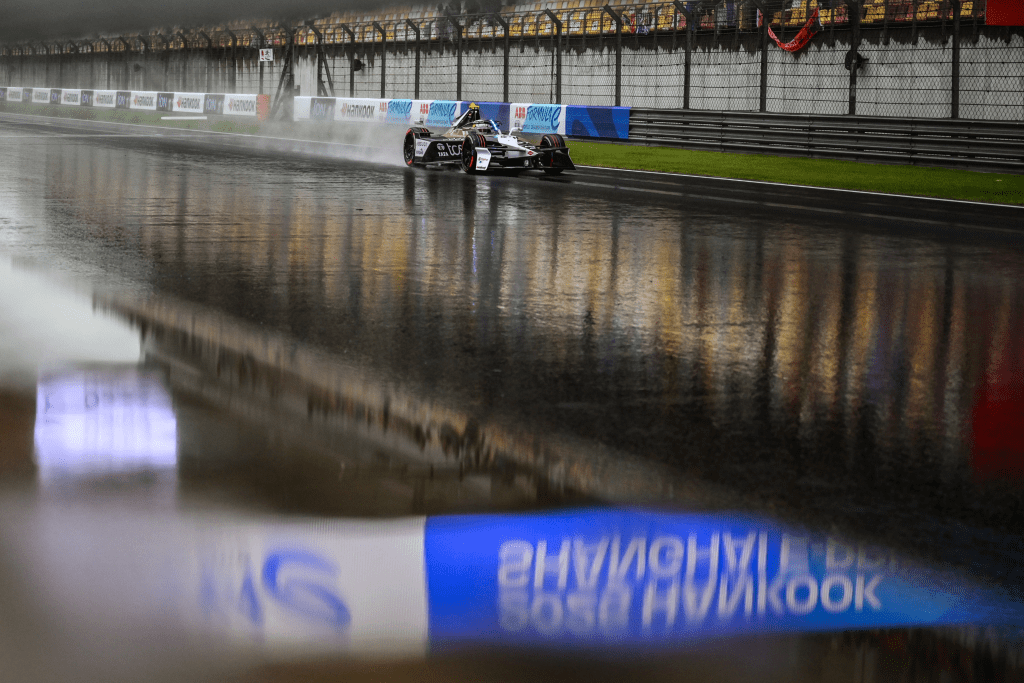 Nick Cassidy ha conquistato la sua prima vittoria stagionale in Formula E trionfando nella seconda gara dell’E-Prix di Shanghai, al termine di una prova impeccabile in condizioni meteo proibitive. Per il pilota della Jaguar si tratta del primo successo dal round di Berlino della scorsa stagione, ponendo fine a un digiuno lungo un anno.