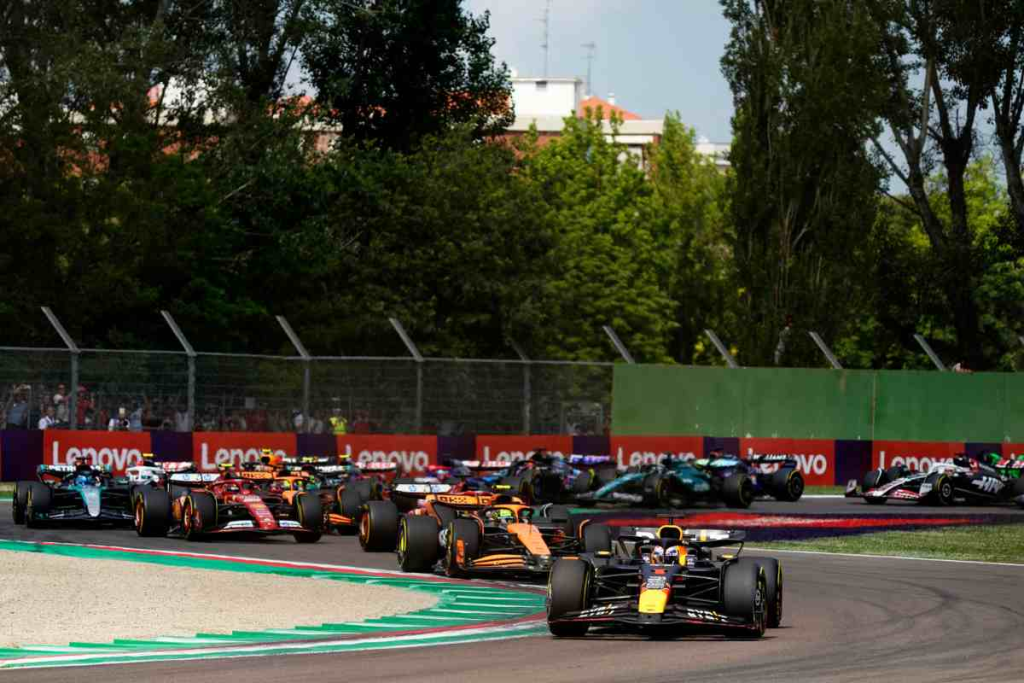 Il sindaco di Imola, Marco Panieri, si è espresso in merito all'esclusione del GP dell'Emilia-Romagna dal calendario ufficiale di F1. La notizia, che circolava già da diversi mesi, oggi è stata ufficializzata con la rivelazione delle 24 tappe per la stagione 2026.