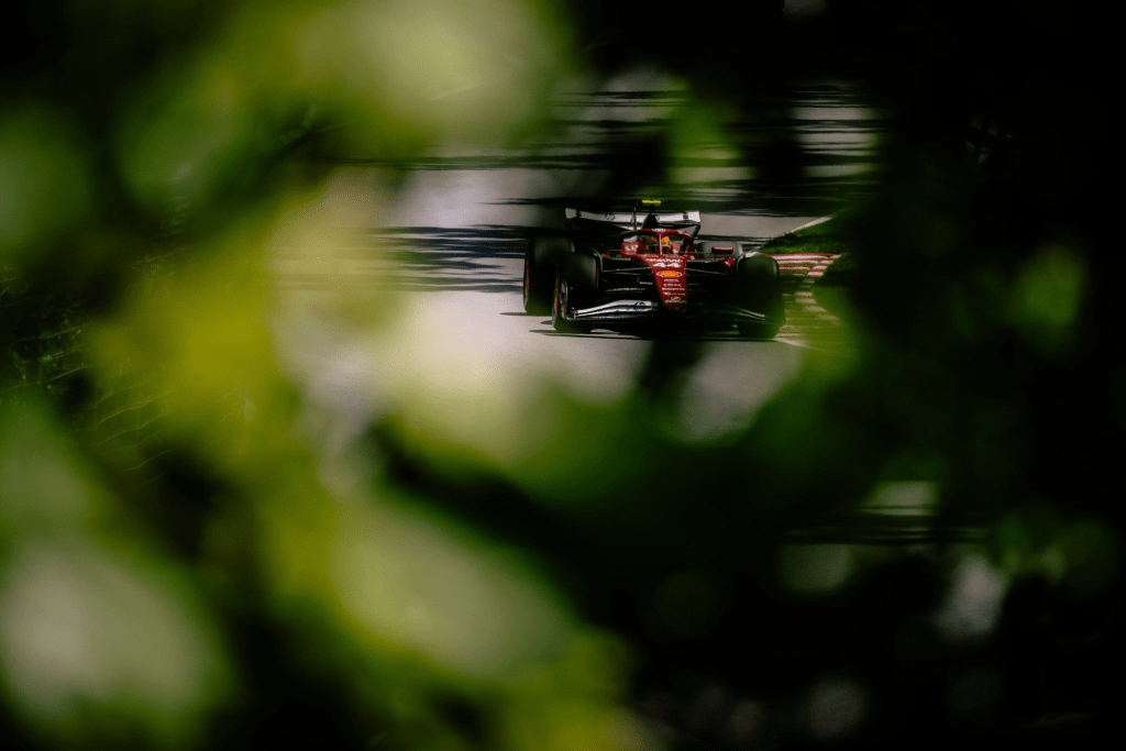 Il sette volte campione del mondo Lewis Hamilton fatica ad adattarsi alla Ferrari: “Non mi sento in sintonia con la macchina, è molto difficile”.