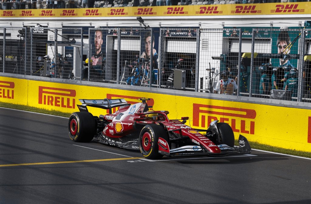 Il sette volte campione del mondo Lewis Hamilton fatica ad adattarsi alla Ferrari: “Non mi sento in sintonia con la macchina, è molto difficile”.