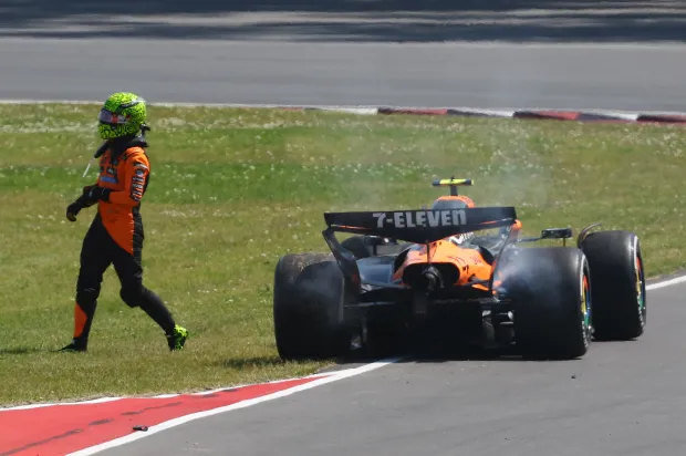 Lando Norris è stato penalizzato per il contatto con Oscar Piastri in curva 1 nel finale di gara.