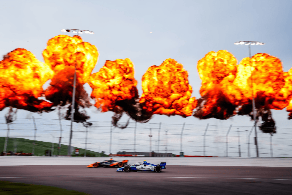 In una serata di puro spettacolo nel cuore del Midwest americano, Kyle Kirkwood ha conquistato la sua prima vittoria in carriera su ovale nel campionato IndyCar, trionfando al World Wide Technology Raceway (WWTR) in una gara mozzafiato da 260 giri.