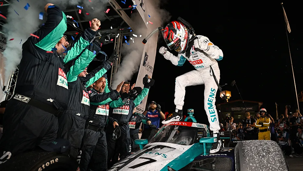 In una serata di puro spettacolo nel cuore del Midwest americano, Kyle Kirkwood ha conquistato la sua prima vittoria in carriera su ovale nel campionato IndyCar, trionfando al World Wide Technology Raceway (WWTR) in una gara mozzafiato da 260 giri.