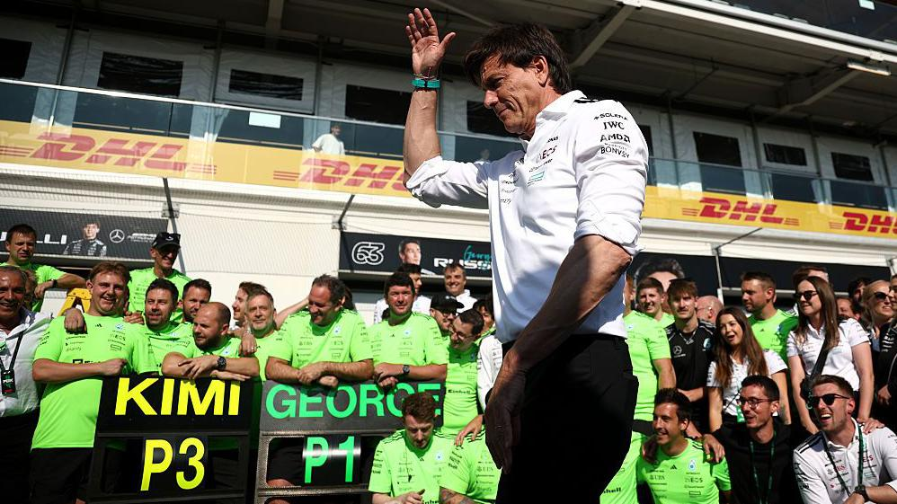 Il Gran Premio del Canada 2025 si è concluso con un acceso strascico polemico. Dopo la vittoria di George Russell a Montreal, Red Bull ha presentato una protesta ufficiale contro il pilota Mercedes, sostenendo che avesse tenuto un’andatura irregolare durante la Safety Car nel finale di gara, con l’intento – secondo il team di Milton Keynes – di indurre Max Verstappen all’errore e potenzialmente a una penalità, che in virtù della sua situazione disciplinare avrebbe potuto costargli una squalifica.