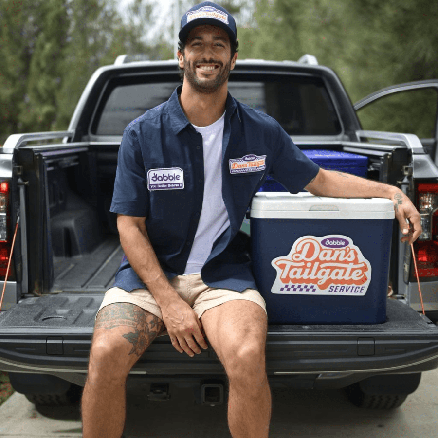 Dopo l’addio alla griglia di Formula 1 avvenuto nel 2024, Daniel Ricciardo ha finalmente svelato il suo nuovo progetto.