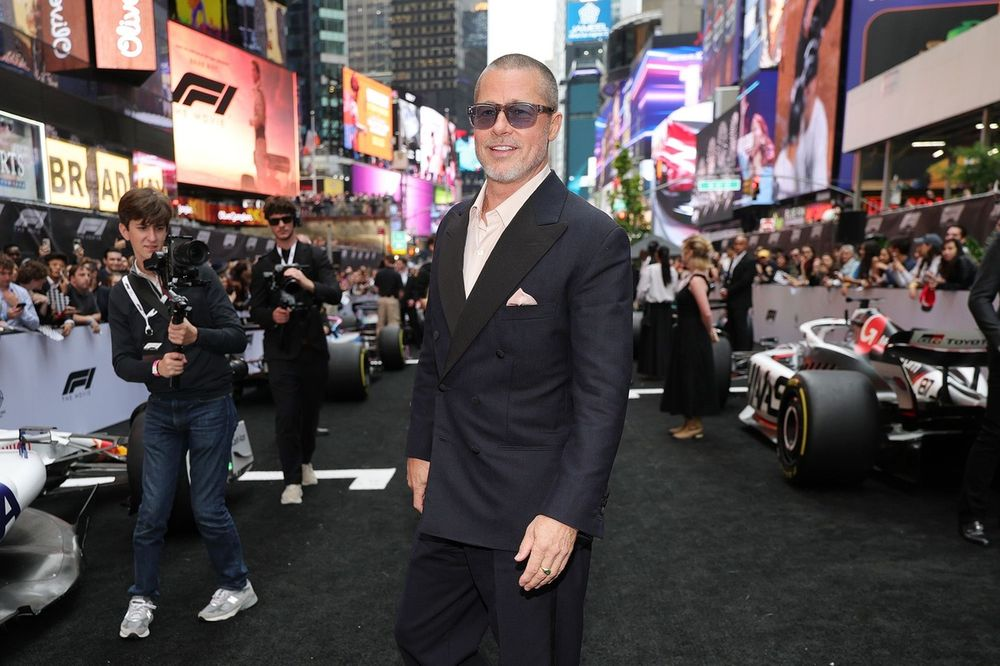 Dopo aver calcato il red carpet della première newyorkese di F1: The Movie, Brad Pitt ha vissuto per la prima volta l’emozione di guidare una vera monoposto di Formula 1.