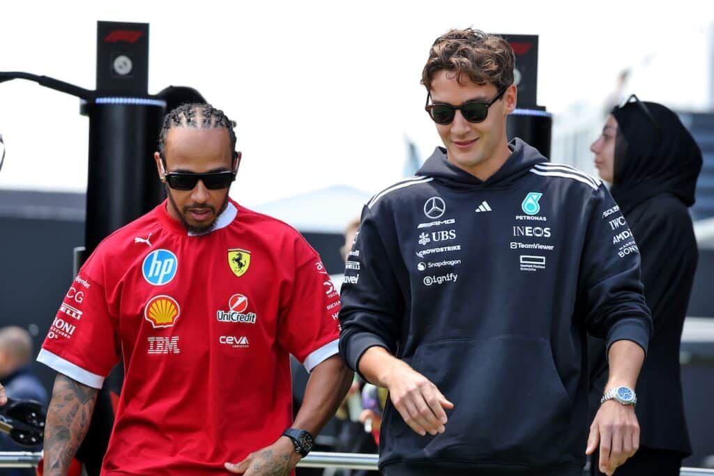 Hamilton continua a faticare con la Rossa. Secondo Russell la colpa è della pressione interna ed esterna e sulle aspettative eccessive.