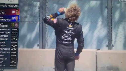 Con una strategia rischiosa, una guida aggressiva e un sorso di birra lanciato da un tifoso, Santino Ferrucci ha conquistato un emozionante terzo posto al termine dell'XPEL Grand Prix di Road America, regalando un podio carico di significato personale e sportivo.