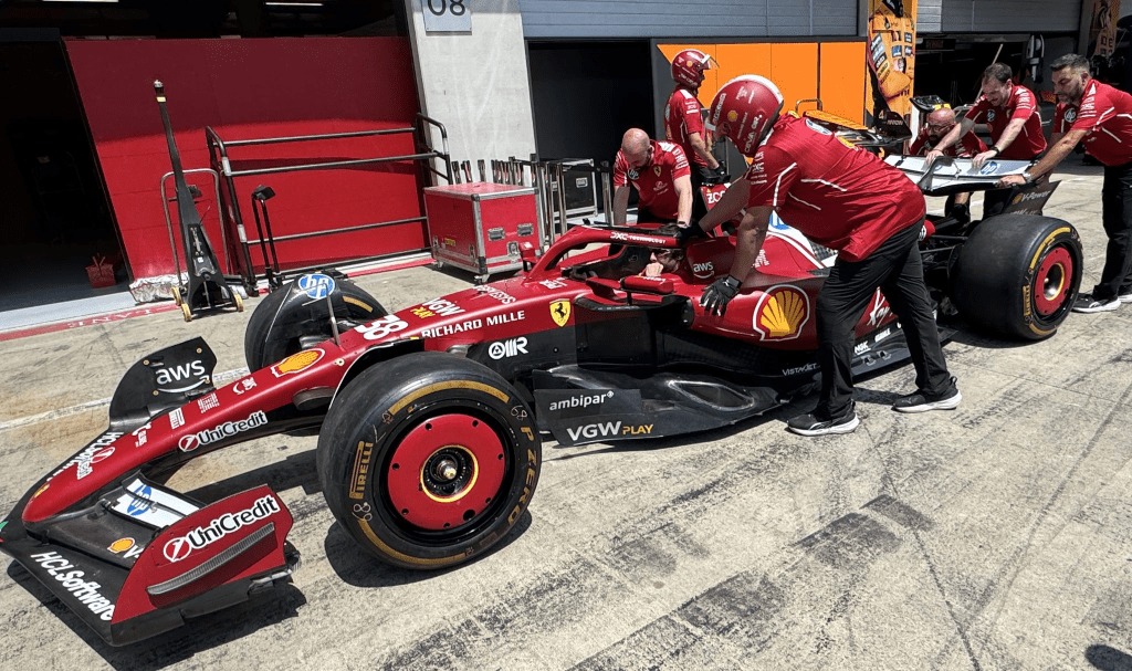 Nel caldo weekend del Red Bull Ring, la Ferrari si presenta con un aggiornamento tanto atteso quanto discreto: debutta infatti in Austria la terza versione del fondo della SF-25, dopo le prime due configurazioni viste al lancio e al Gran Premio del Bahrain.