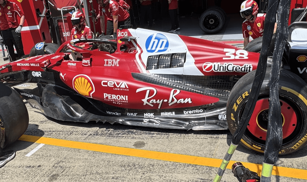 Nel caldo weekend del Red Bull Ring, la Ferrari si presenta con un aggiornamento tanto atteso quanto discreto: debutta infatti in Austria la terza versione del fondo della SF-25, dopo le prime due configurazioni viste al lancio e al Gran Premio del Bahrain.