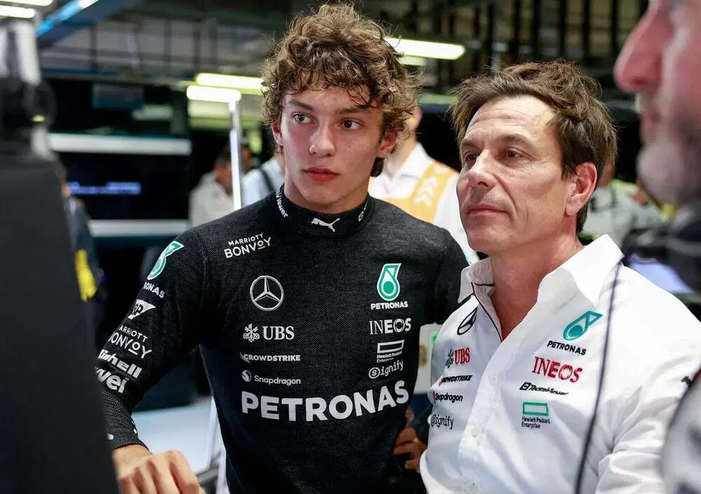 Dopo aver conquistato il suo primo podio in carriera, Kimi Antonelli è pronto a ritornare in pista più carico che mai. Il terzo posto ottenuto durante il GP del Canada potrebbe aver tolto dalle sue spalle un peso non indifferente che, secondo il pilota della Mercedes, lo portava ad avere un approccio troppo prudente.