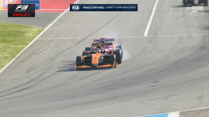 Weekend amaro a Barcellona per Nicola Lacorte, che ha ricevuto una sospensione per una gara nel Campionato FIA Formula 3 dopo aver superato il limite massimo di punti di penalità consentiti sulla propria licenza.